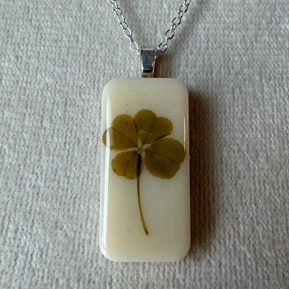 Hand-Crafted Real 4 Four Leaf Clover Mini Domino Pendant Silver Plated Chain #02 - Picture 1 of 7